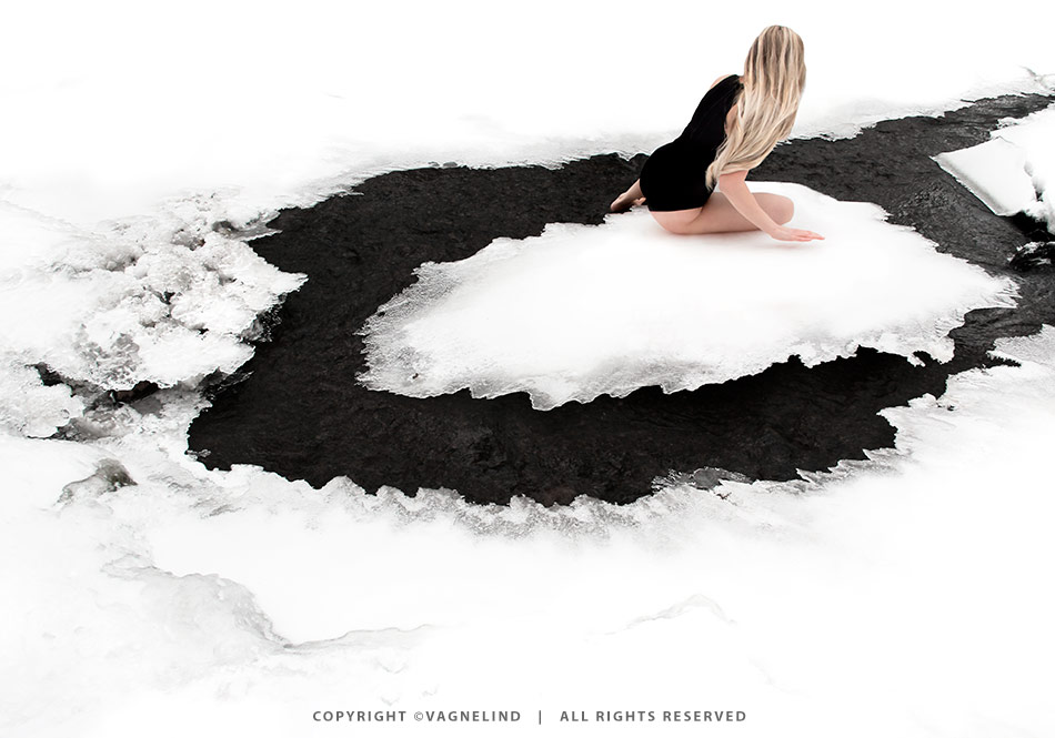 Cold water swimming in Sweden, photographed by Vagnelind for the book KALLA BAD, showing a woman entering icy water.
