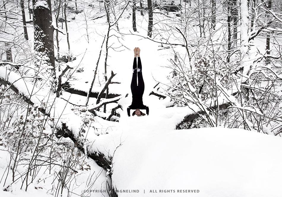 Cold water swimming in Sweden, photographed by Vagnelind for the book KALLA BAD, showing a woman entering icy water.